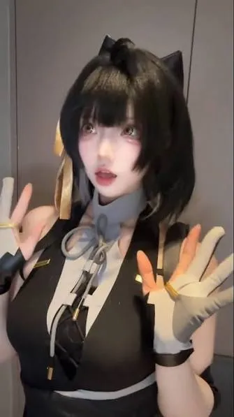 抖音兰芝海外名称 抖音兰芝公开造型图片,黑色短发搭配猫耳装饰和深色服装
