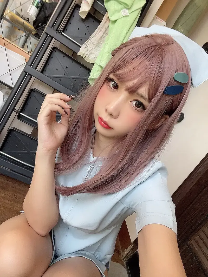 粉紫色长发搭配浅蓝色护士短袖的近距离手持自拍