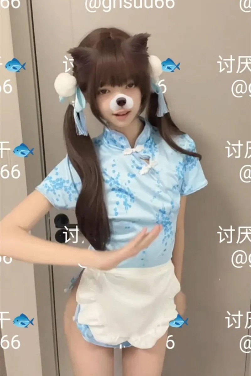 讨厌小鱼干身穿浅蓝碎花旗袍与白色围裙_01