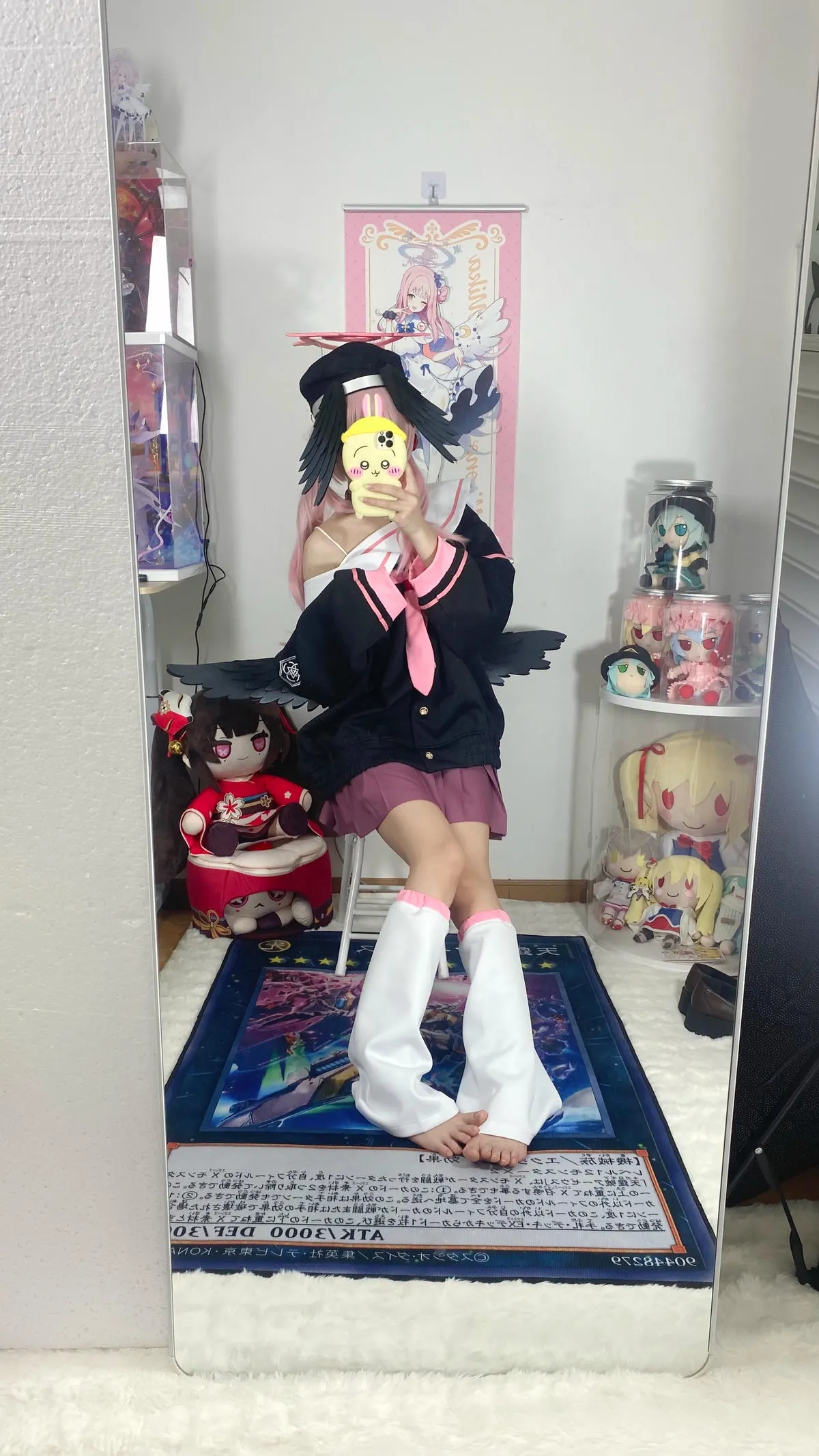 身穿黑白水手服搭配粉色裙装的Coser正在对镜自拍