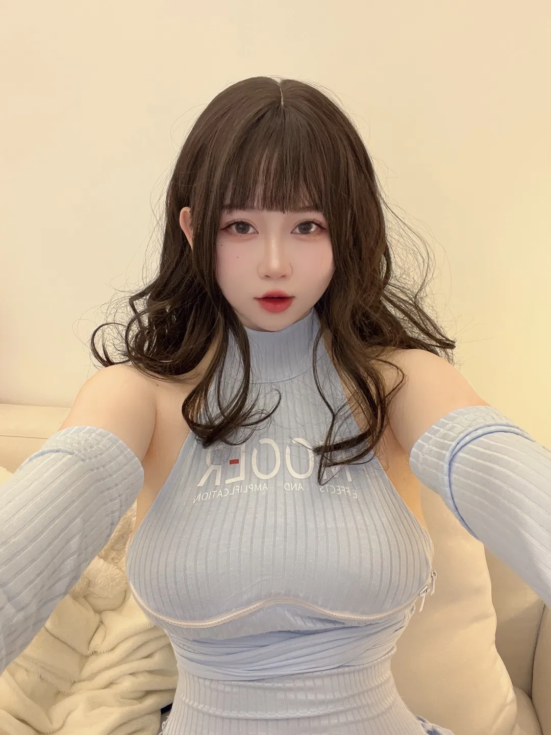 是依酱吖 cosplay海外名称与视觉 是依酱吖浅色服装长发造型照片