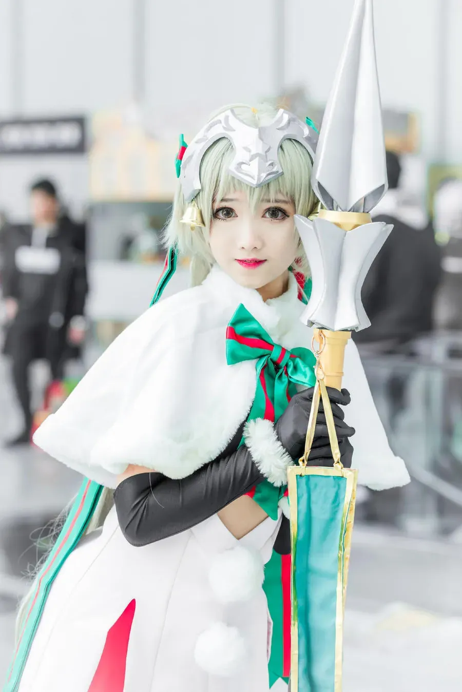 白色绒边斗篷与金属长枪道具角色扮演特写