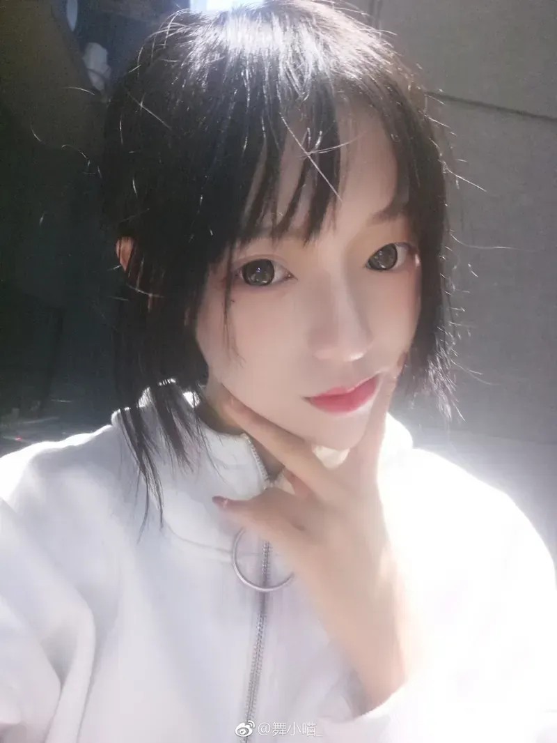 舞小喵身穿白色圆环拉链立领卫衣托腮自拍特写照