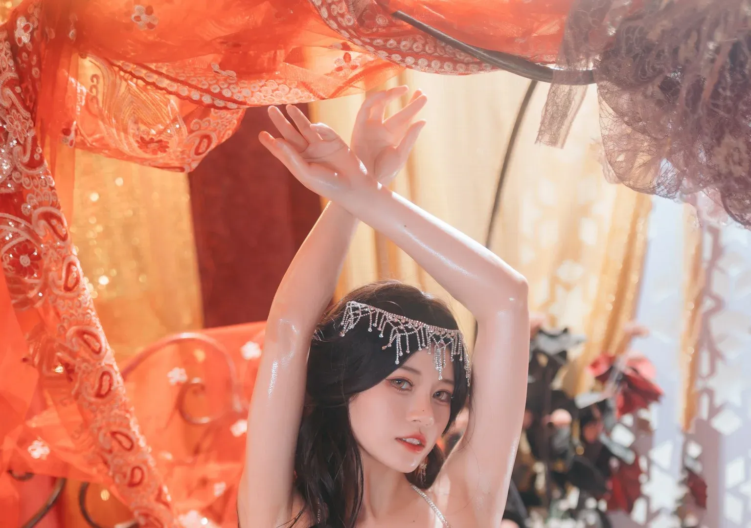苏小涵头戴银色流苏发饰在红纱帐中抬起手臂