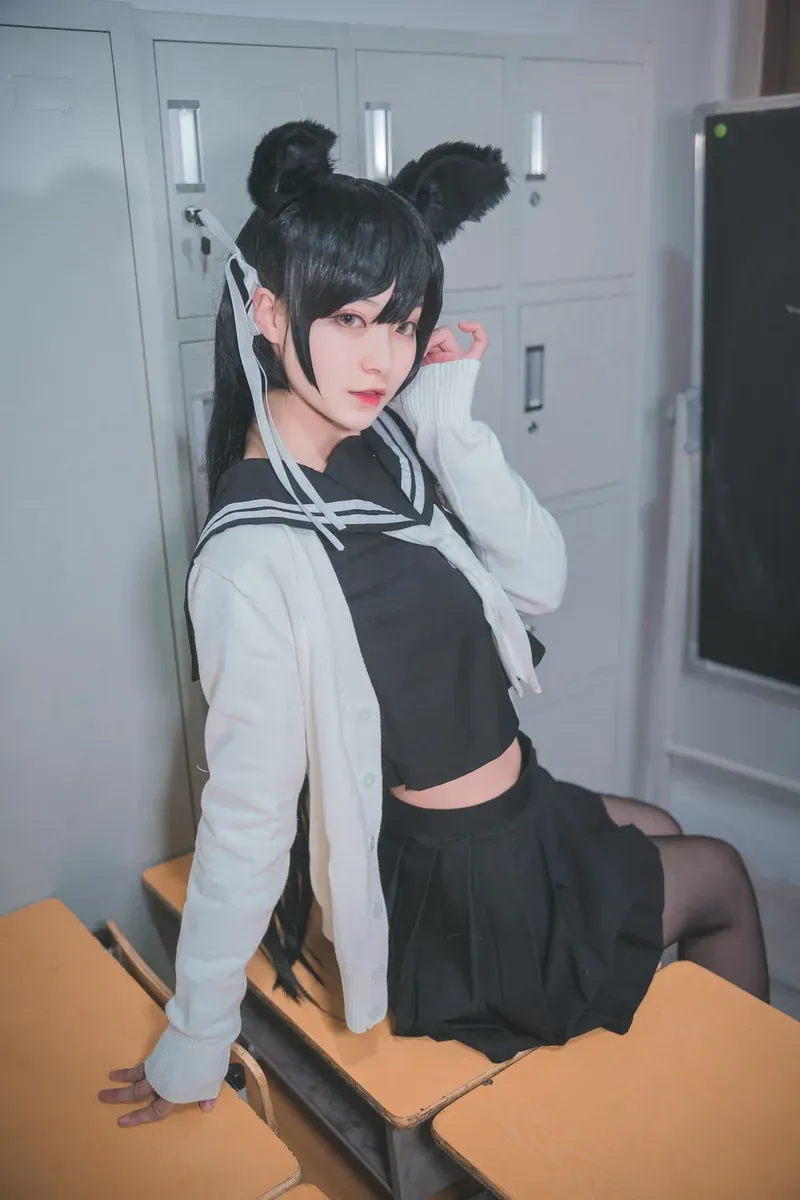 眼酱大魔王w佩戴毛绒兽耳身穿短款水手服教室课桌侧坐特写