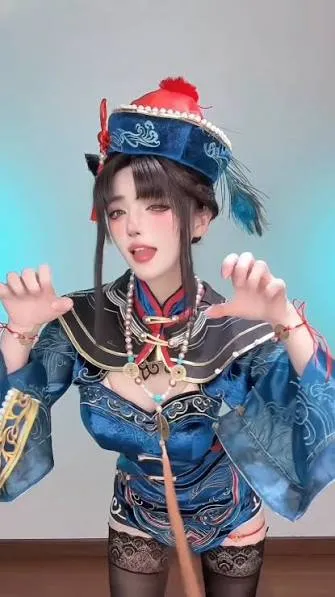 抖音兰芝海外名称 抖音兰芝公开造型图片，蓝色传统风格服装和帽饰搭配角色姿态