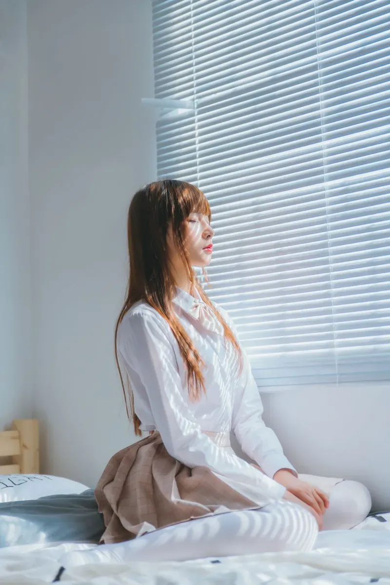 秋山AkI清新少女写真，白色衬衫与米色短裙，坐在床上