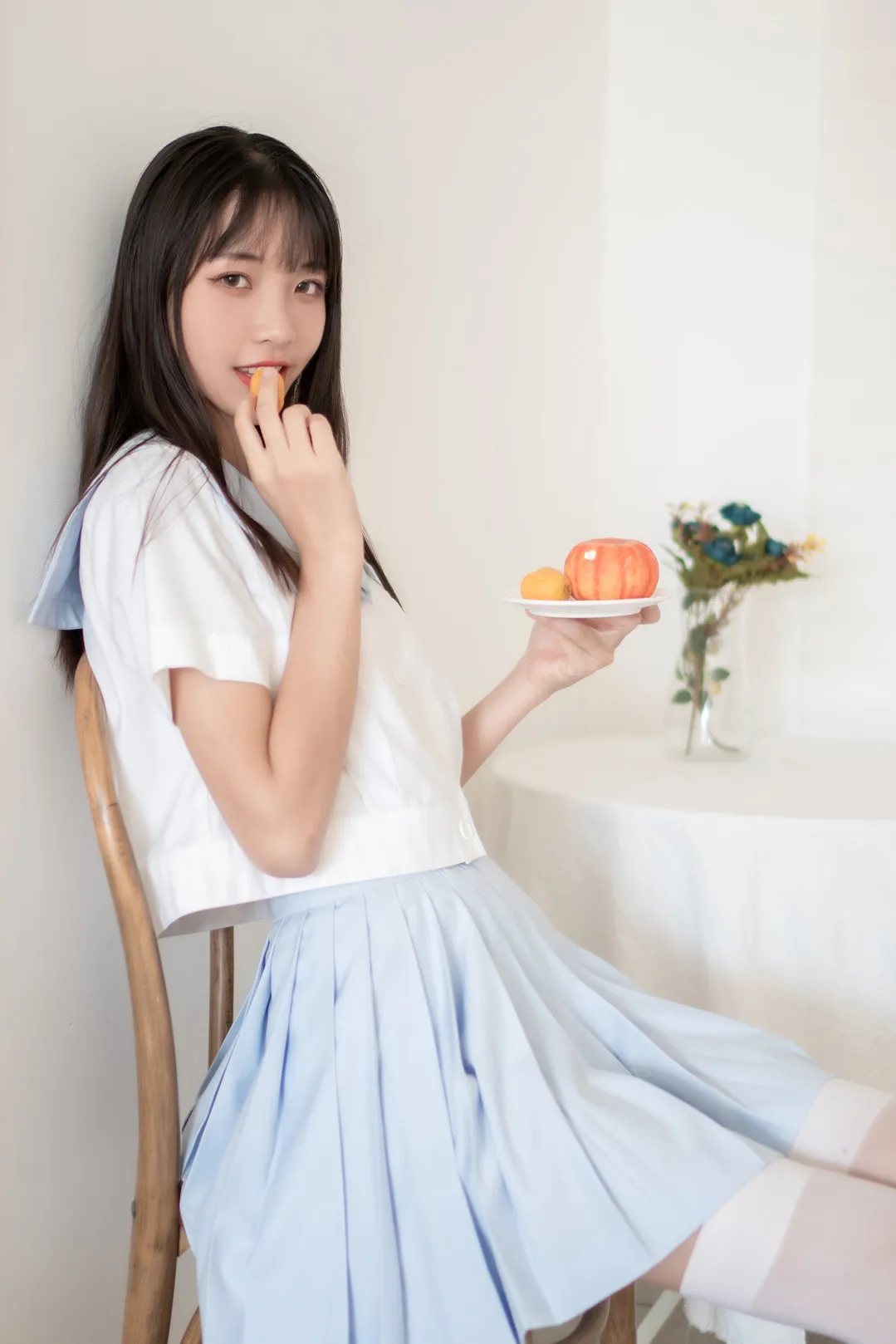 西瓜少女_浅蓝百褶裙搭配白短袖水手衬衫半身室内侧光视角_02
