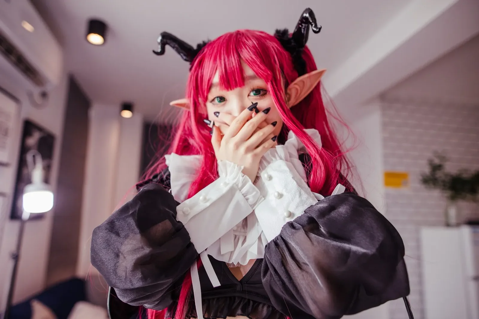 神沢永莉粉红长发恶魔角精灵耳黑白女仆装双手掩口室内特写