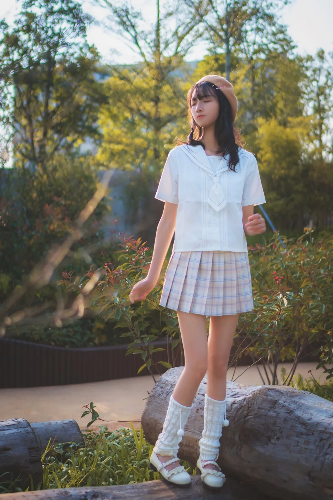 西瓜少女_户外林间原木站姿格纹百褶裙全身摄影_03