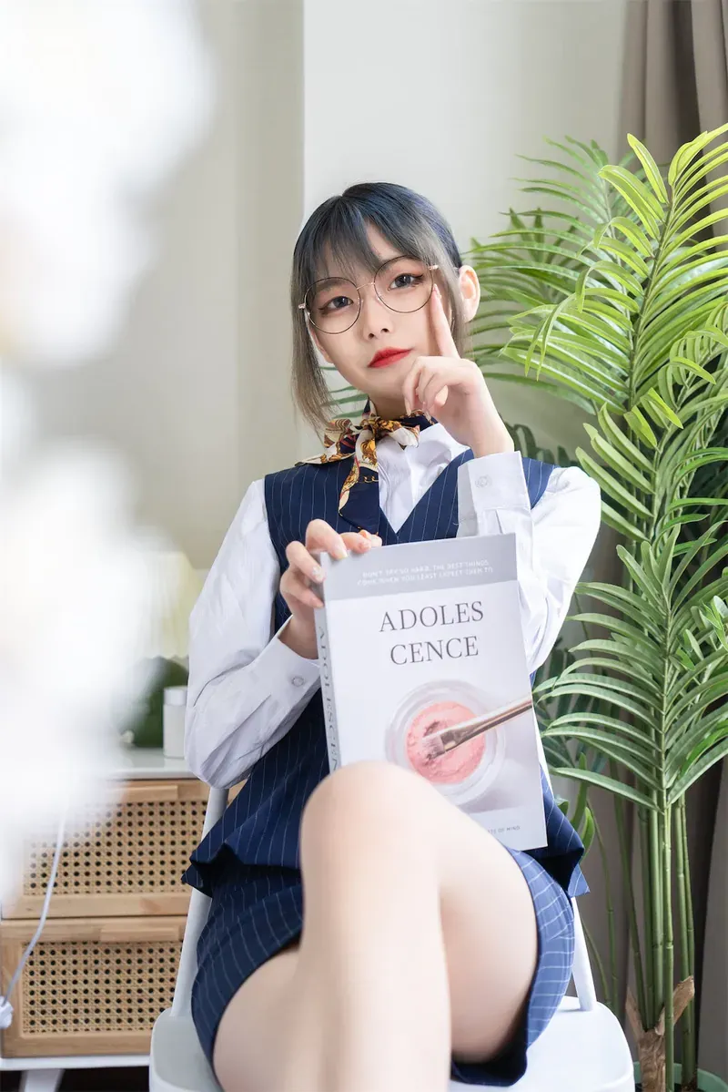 梨瑾瑾 cosplay 海外名称与写真视觉图集导读 梨瑾瑾公开写真造型，黑色短发搭配刘海，穿着白衬衫与深色制服类服装，在室内空间中展示少女风格造型。