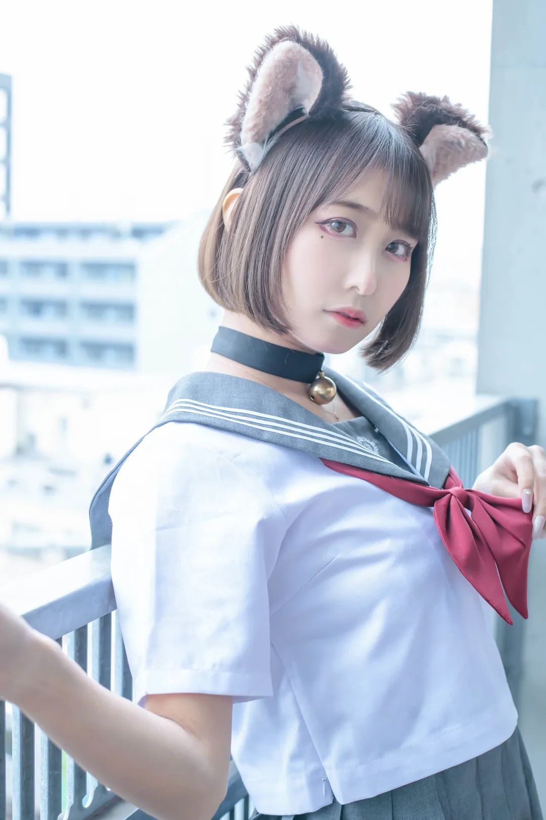 月城委員会名称辨识 棕灰色短发、毛绒猫耳、制服领与红色领结的明亮户外造型