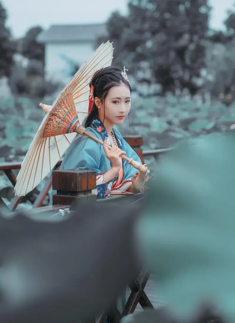 户外阳光草坪白色长裙侧身站姿