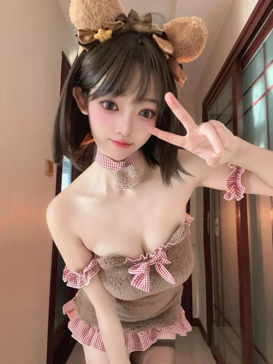 抖音卿卿视觉风格与海外名称 抖音卿卿公开造型图片，黑色短发搭配动物元素头饰和棕色服装