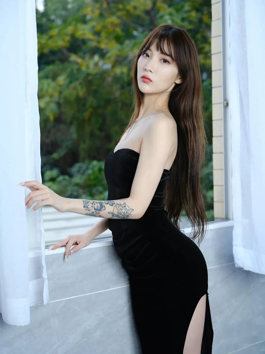 极品小姨海外名称与写真视觉 极品小姨黑色服装造型照片,长发和窗边场景