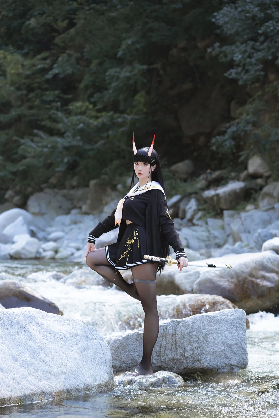 星之迟迟海外名称与作品 星之迟迟Hoshilily Cosplay作品与 星之迟迟Hoshilily户外Cosplay造型,黑色制服搭配角饰站立于溪流环境