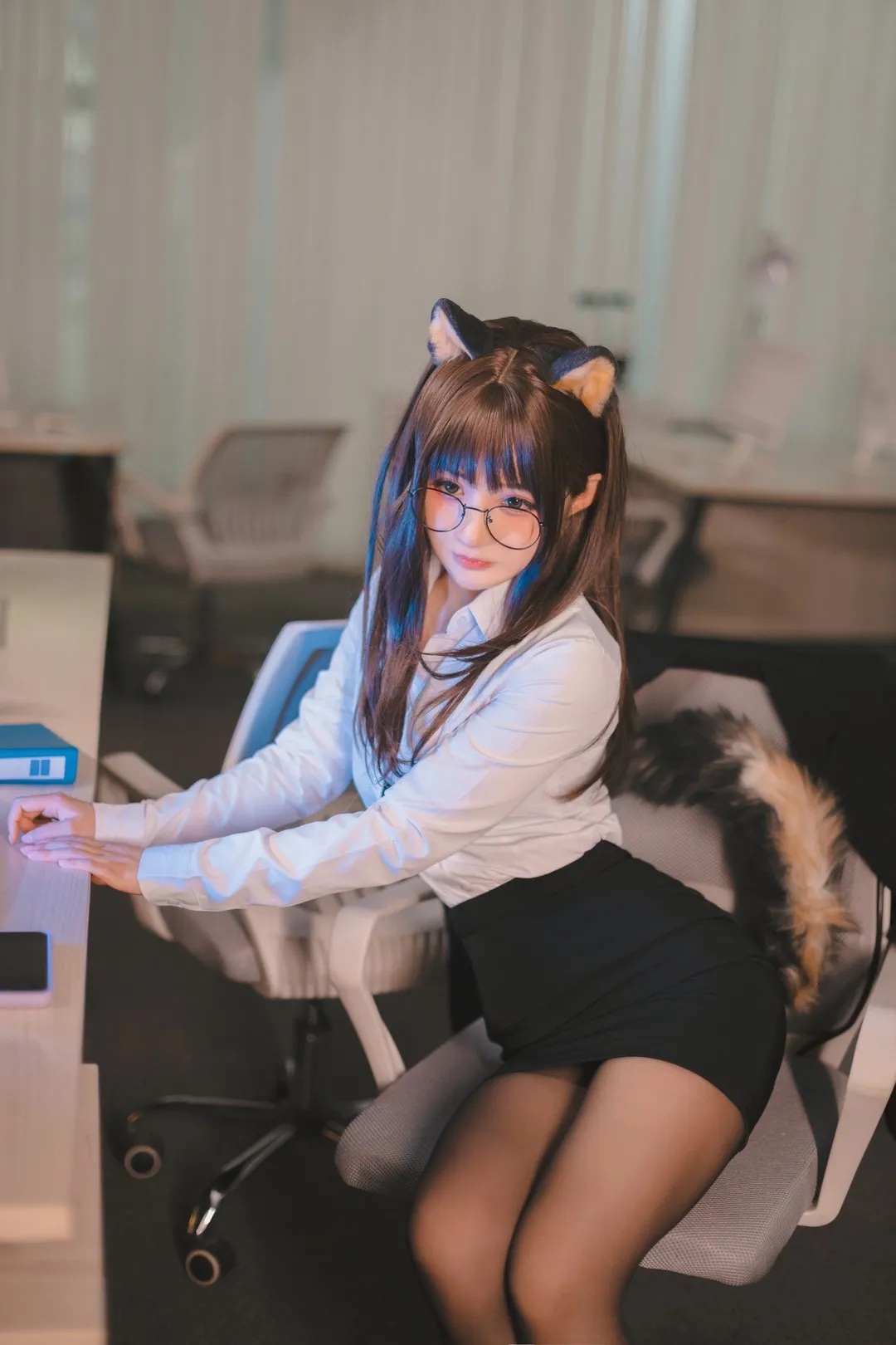 桜井宁宁 cosplay与海外名称识别 桜井宁宁猫耳造型照片,白色上衣搭配黑色下装,室内座椅环境中的角色视觉