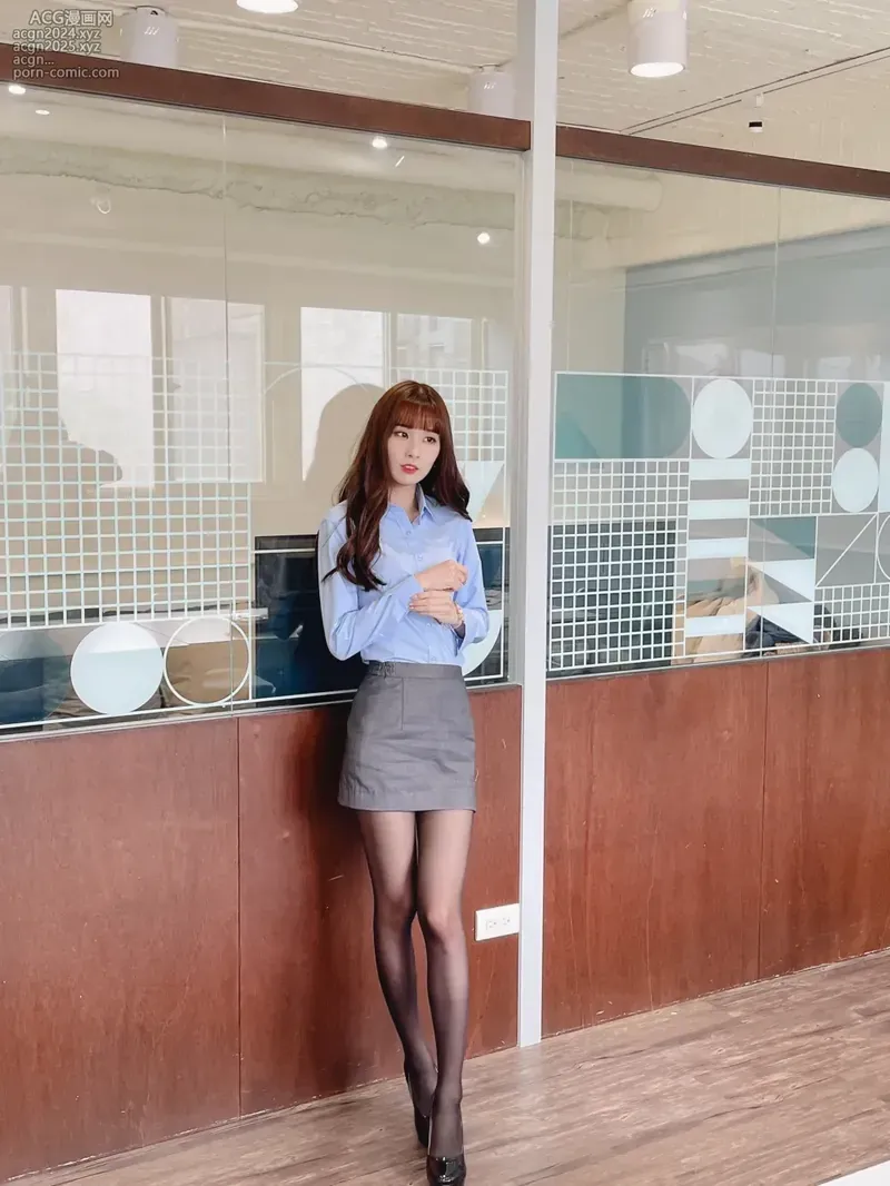 泥泥汝 cosplay海外名称与作品 泥泥汝浅色衬衫与灰色裙装造型照片