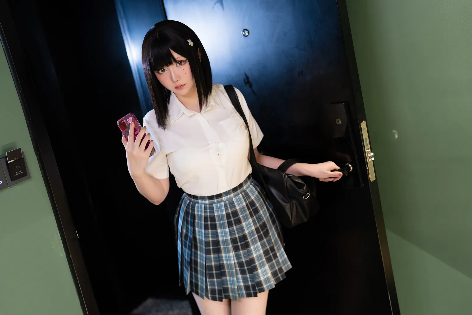 星之迟迟海外名称与作品 星之迟迟Hoshilily Cosplay作品与 星之迟迟黑色长发校园制服Cosplay造型,室内门口镜头