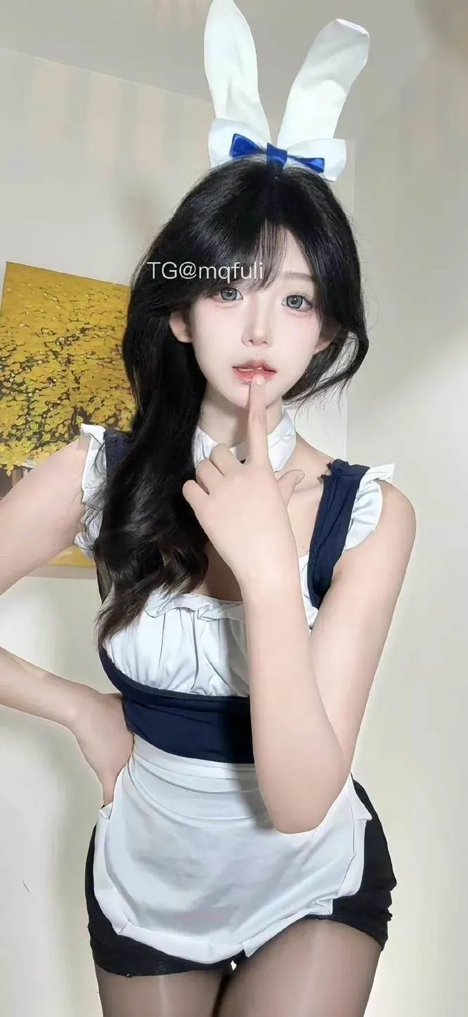 抖音叮咚海外名称识别与作品整理 抖音叮咚公开作品图片,白色兔耳装饰搭配黑白服装的人像造型