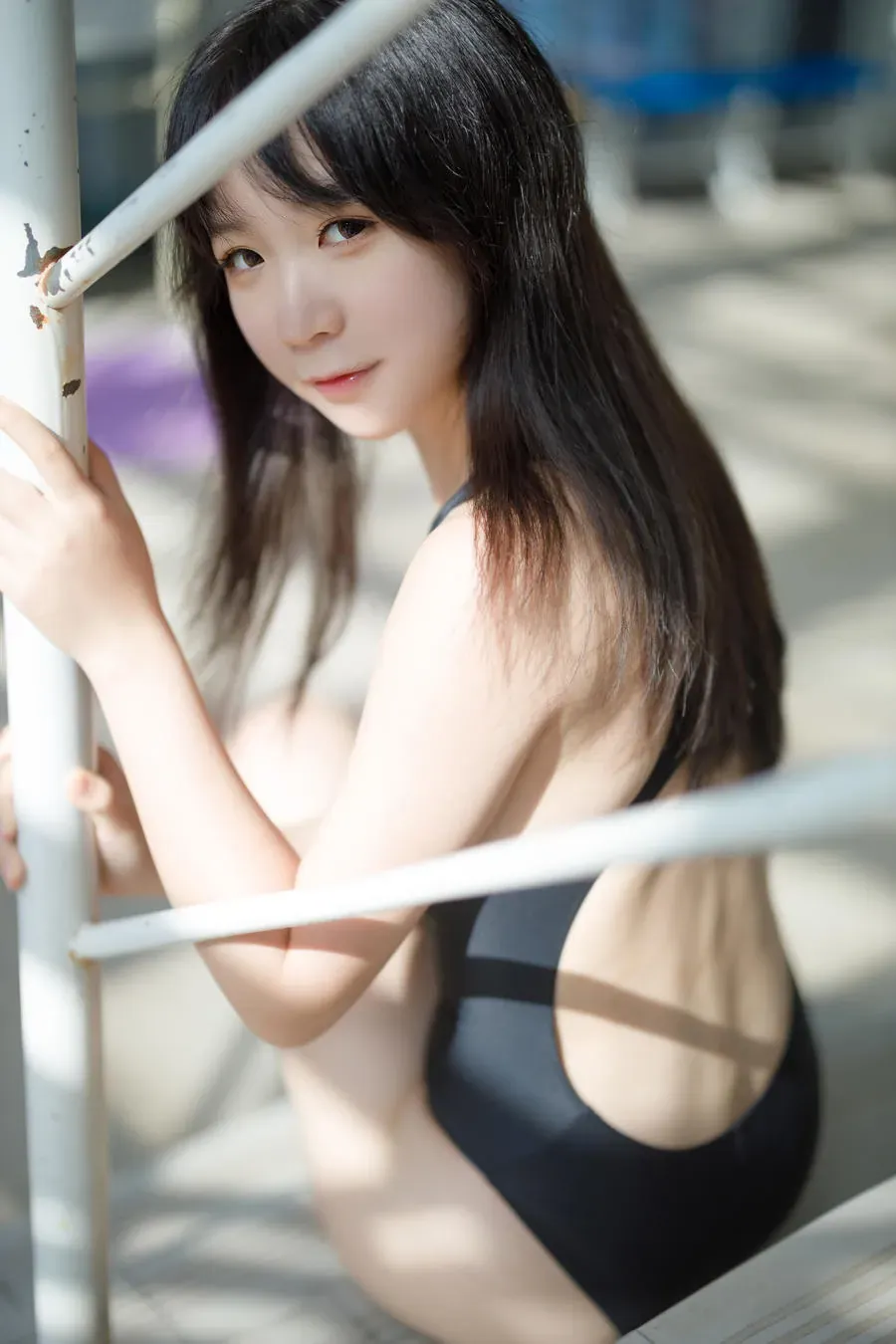 洛璃LoLiSAMA海外Coser 洛璃LoLiSAMA黑色服装造型照片，长发搭配简洁背景的角色写真风格