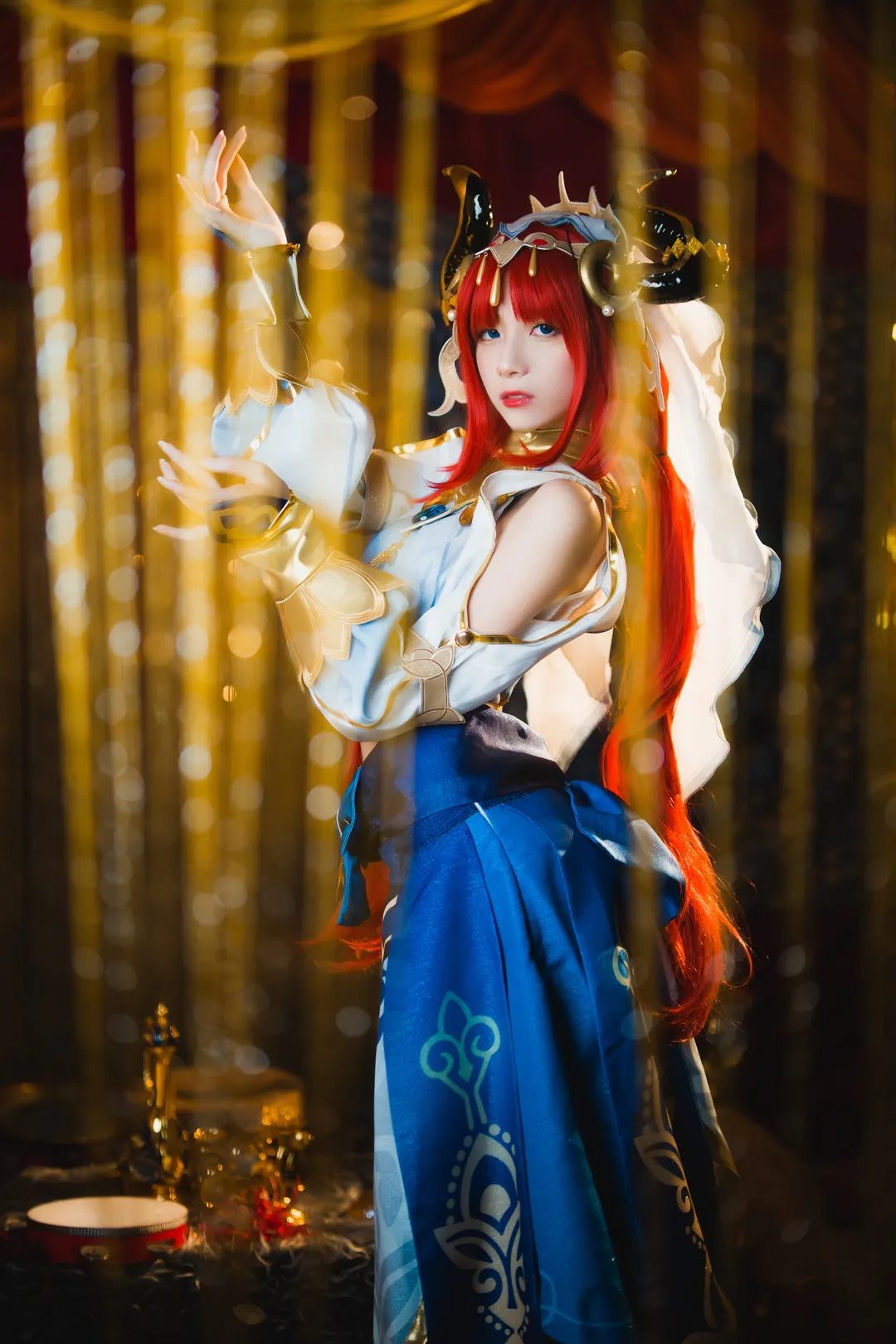 清青琴玖 cosplay 海外名称与作品视觉 清青琴玖红发角色cosplay造型,白蓝服装搭配装饰头饰