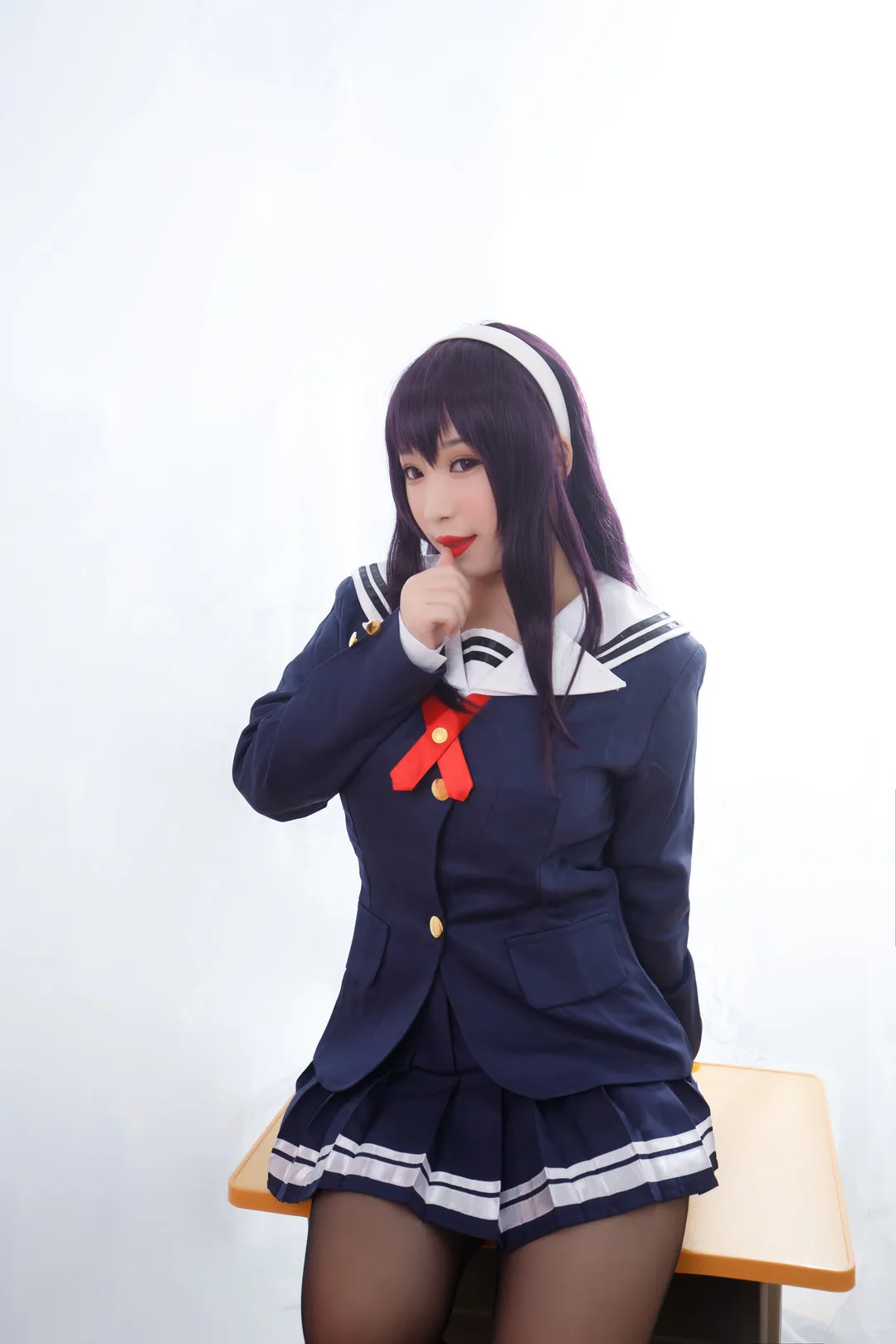 胡桃猫Kurumineko身穿深蓝水手服配白领巾坐在课桌上