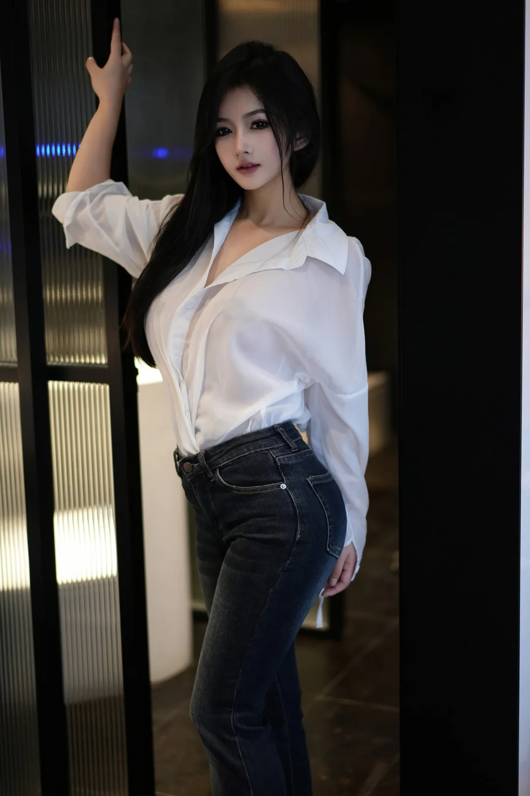 谭小灵_穿白色长袖衬衫与紧身牛仔裤倚靠玻璃隔断的站立特写_01