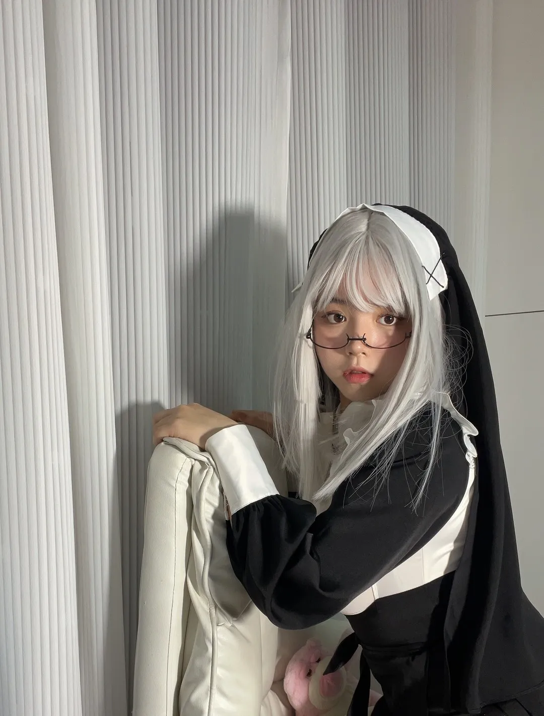 银色假发配黑白修女服与下半框眼镜