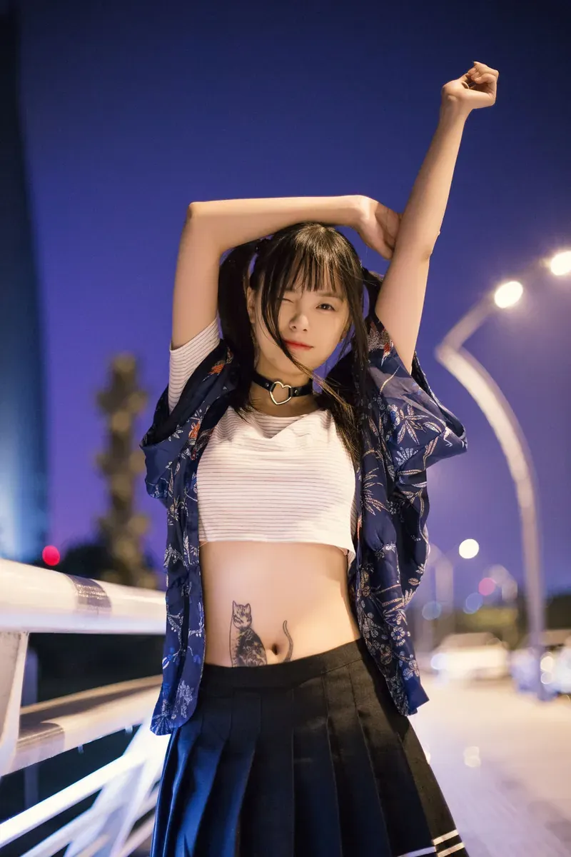 户外天桥夜景深蓝和风印花开衫配黑色百褶裙
