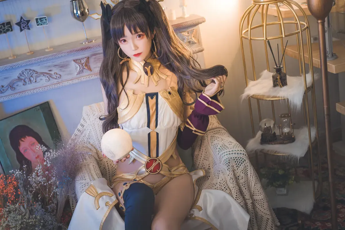 然理理海外名称 然理理角色造型照片，展示长发搭配白金色服装的公开可见形象