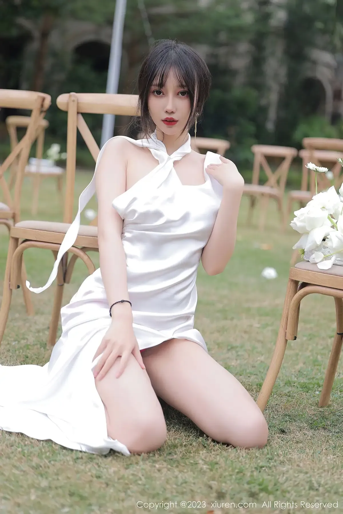 明亮落地窗前优雅身姿侧坐剪影