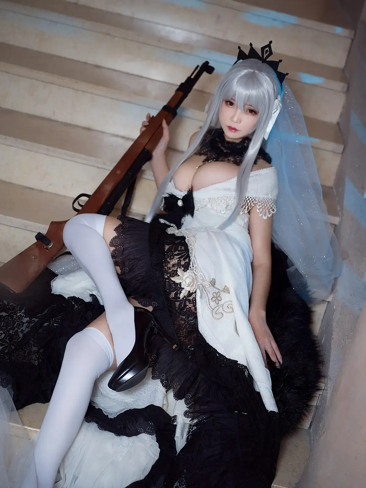 爱老师_PhD cosplay海外名称与作品 爱老师_PhD白色长发黑白礼服造型照片