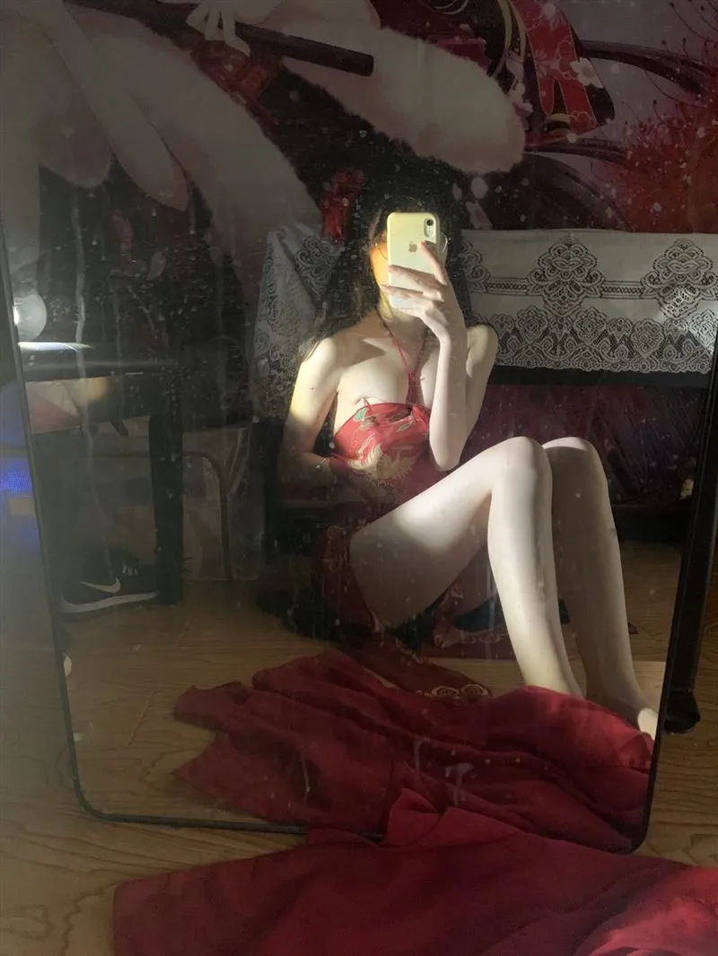 明亮落地窗前优雅身姿侧坐剪影