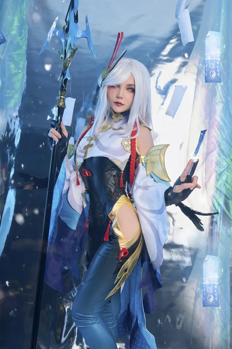 晕崽zz名称识别 白色长发角色造型持长柄武器站立,黑白服装配金色装饰,背景带反光材质与竖向符纸元素