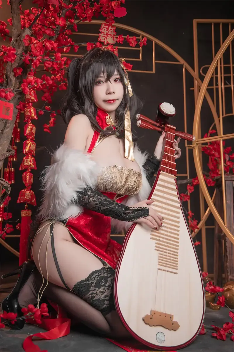 无颜小天使wy cosplay与海外名称 无颜小天使wy红色服装造型,手持琵琶类乐器的Cosplay摄影画面