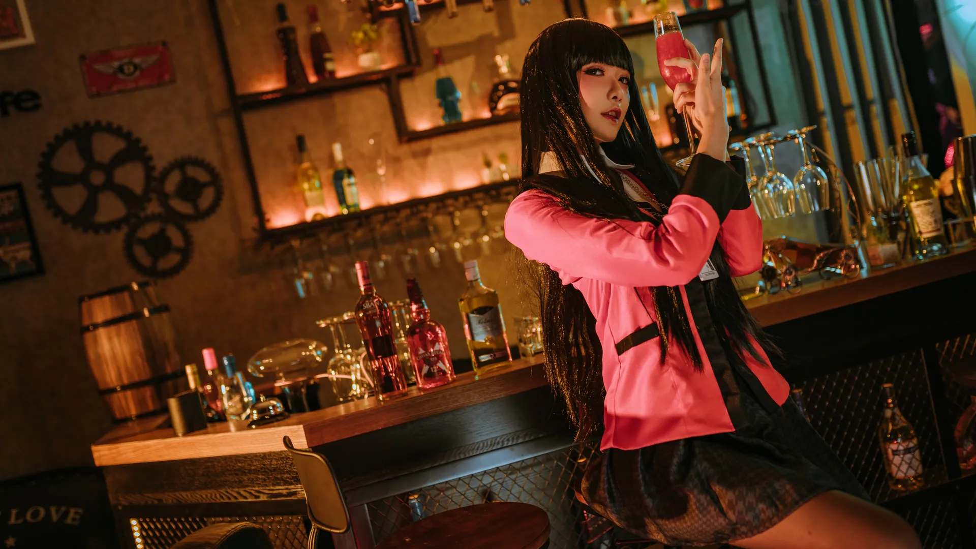 源纱希喵喵喵 cosplay海外名称与作品 源纱希喵喵喵粉色服装造型与室内酒吧场景