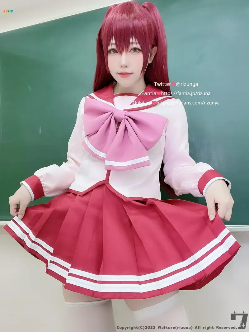 狐玖玖 cosplay海外名称识别与写真视觉 狐玖玖粉色校园风cosplay造型照片，红色假发与蝴蝶结服装