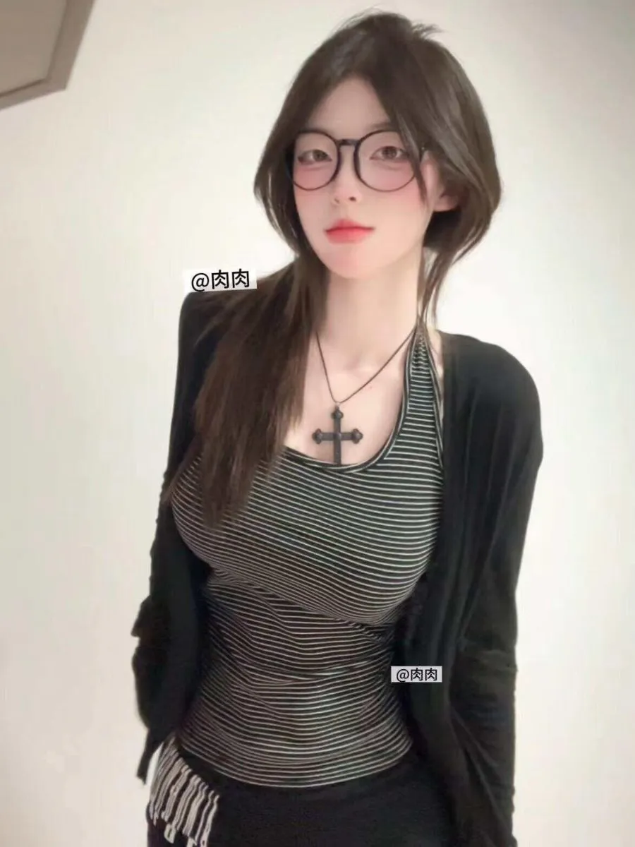 抖音肉肉海外名称 抖音肉肉黑白条纹服饰造型照片