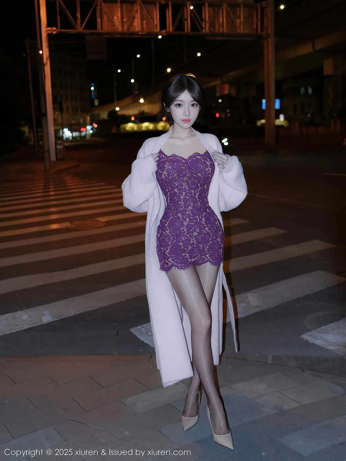 汁汁海外名称识别与阶段性作品 汁汁夜景街头造型照片，白色外套搭配紫色服装