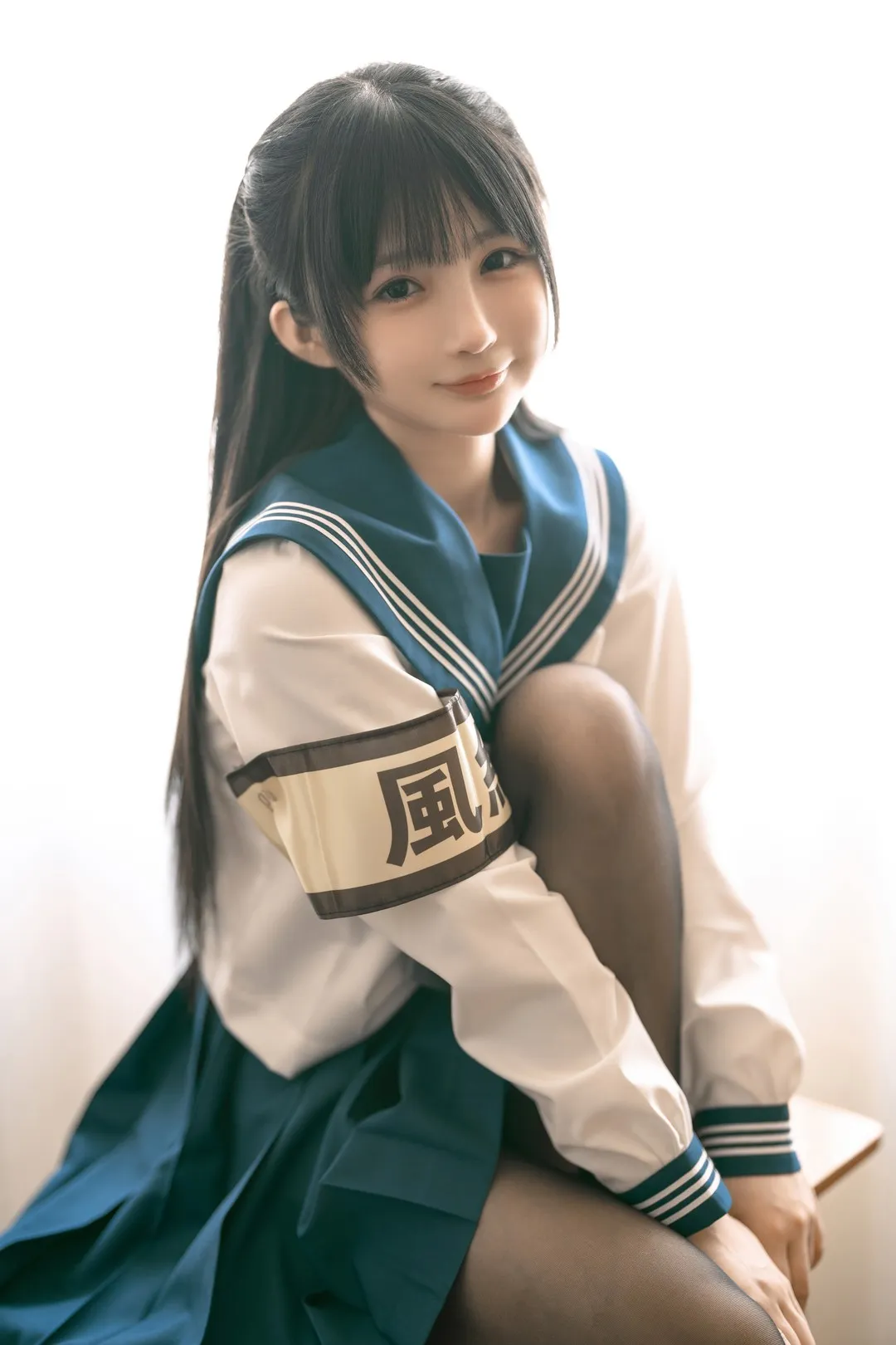 桜井宁宁 cosplay与海外名称识别 桜井宁宁校园制服风格照片,深色水手服搭配黑色长发,明亮背景下的角色造型