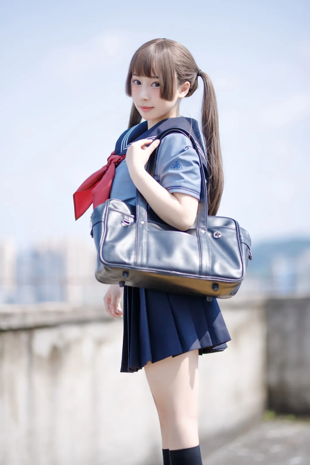 双马尾水手服手提深色学生包回眸特写