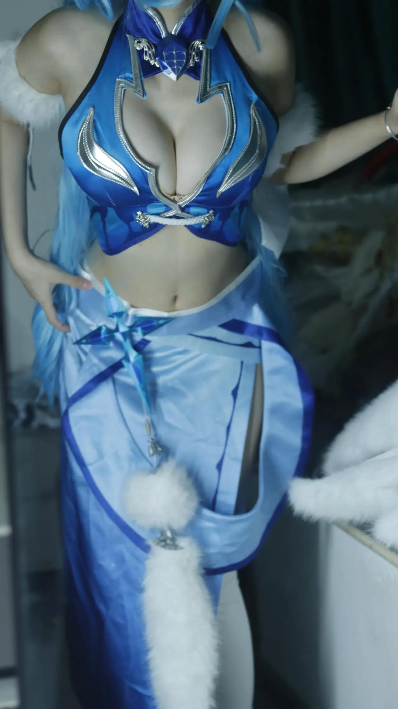 棍之勇者伊蕾娜海外名称识别与Cosplay代表作品 蓝色长发搭配蓝银色幻想服装,领部有金色装饰,浅蓝色裙装带有星形饰件和白色毛绒装饰。