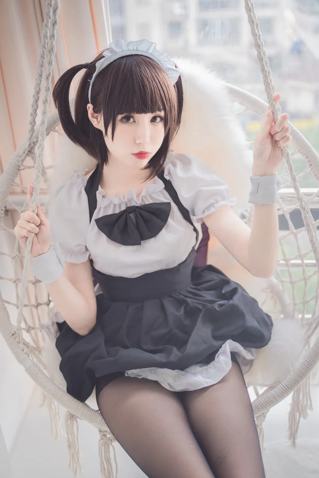 西园寺南歌_创作者身穿黑白荷叶边女仆裙坐在白色编织吊篮椅内_02