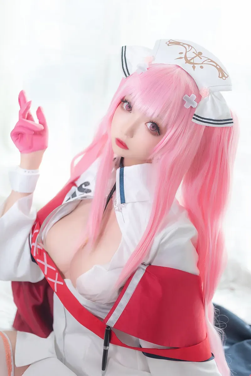 渊秧海外名称 渊秧粉色长发cosplay造型，白色与红色服装搭配