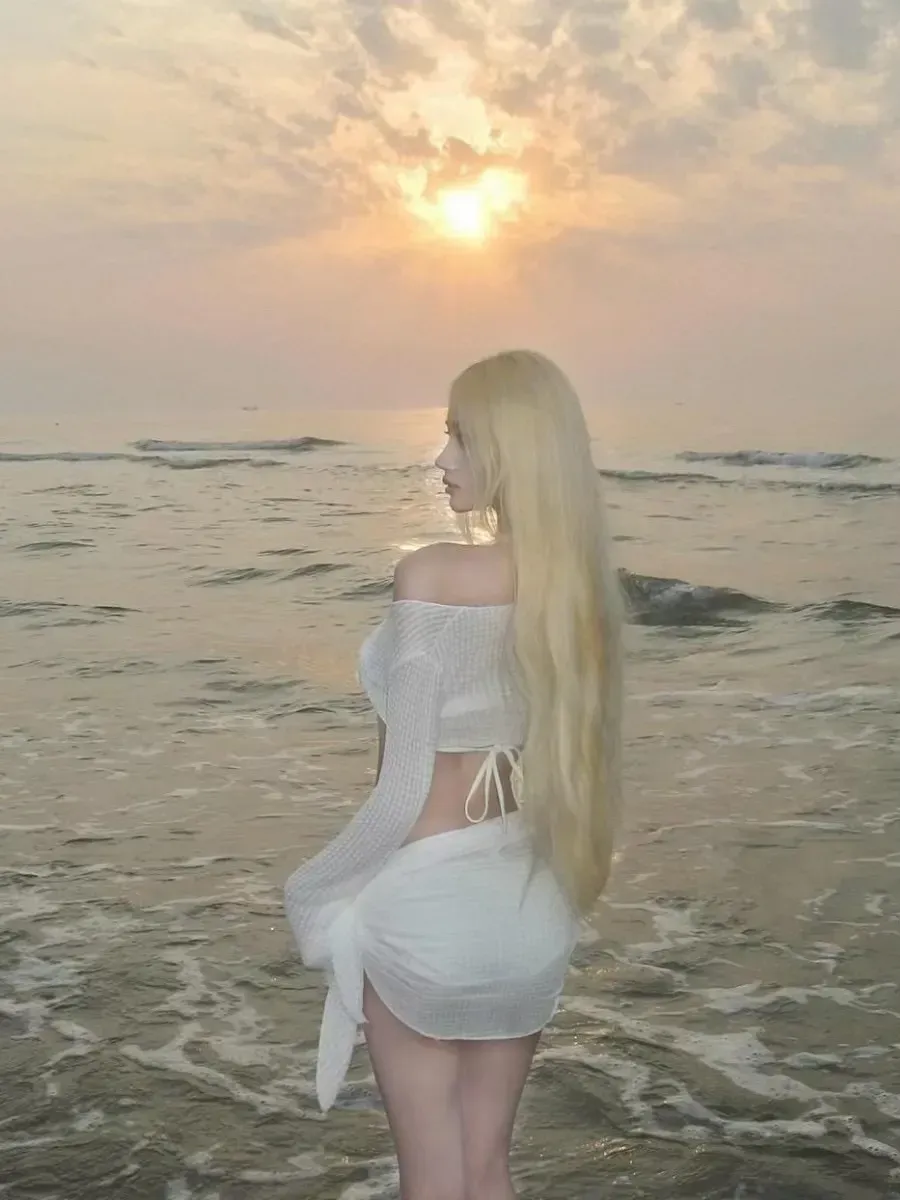 李亦如海外名称 李亦如海边白色服装造型,长发背影与海面夕阳场景