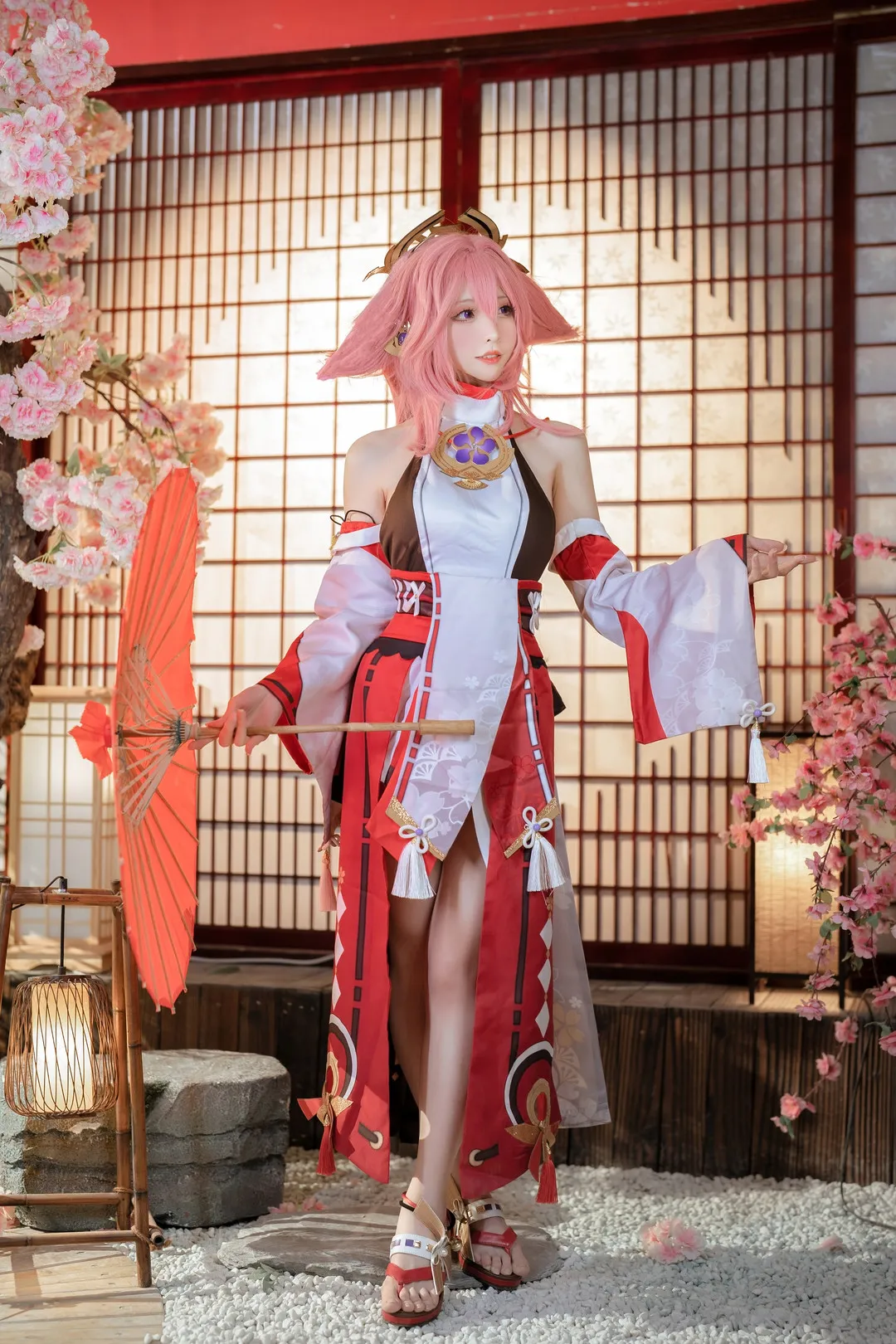 樱岛嗷 cosplay 跨语言名称识别与作品视觉整理 樱岛嗷红白服装站姿角色造型照片