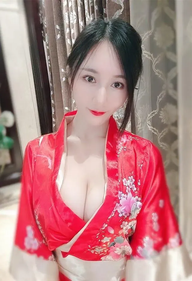 是一只熊仔吗海外Coser 是一只熊仔吗红色传统服装近景照片