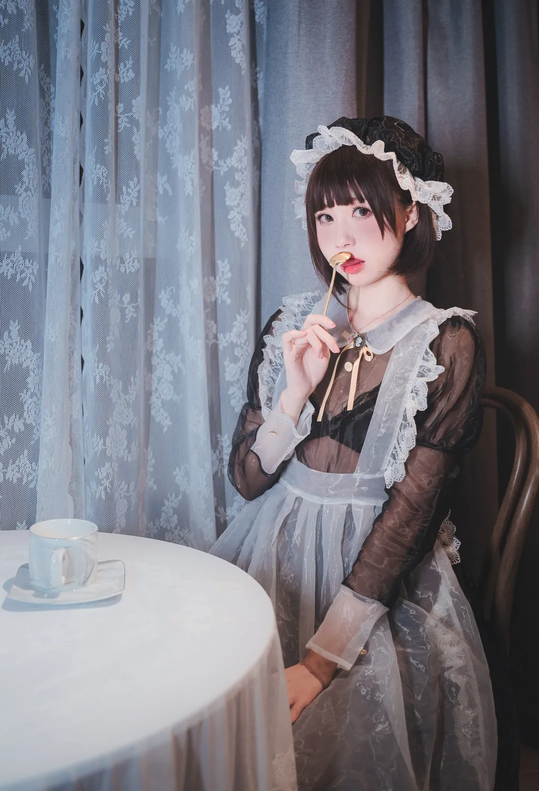 西园寺南歌_创作者身穿黑色透纱袖女仆装与蕾丝软帽手持茶匙_03