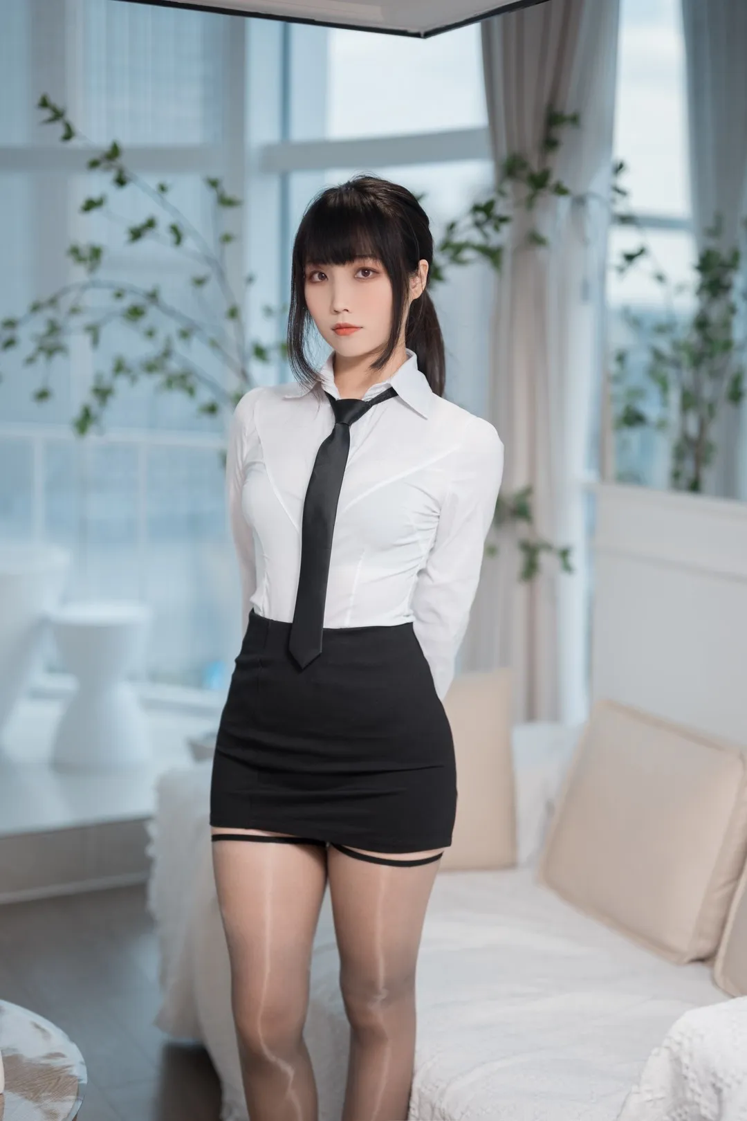 汪知子海外Coser 汪知子白色衬衫黑色领带造型照片